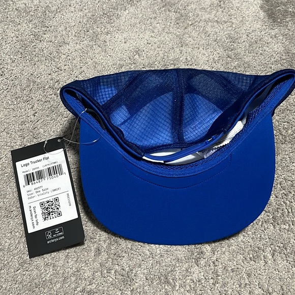 NEW Arc’teryx Logo Trucker Hat Flat Brim Vitality Blue - Picture 2 of 2